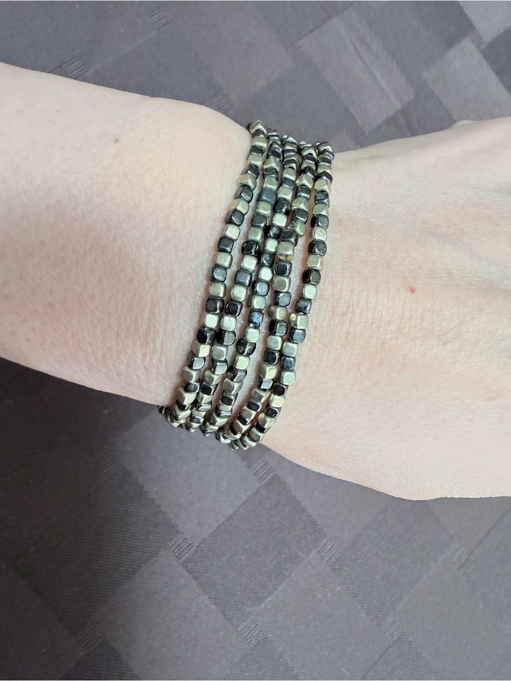 Mixed Metallic Gold & Grey
Hematite Multi-Strand Wrap
Stretch Bracelet 24g